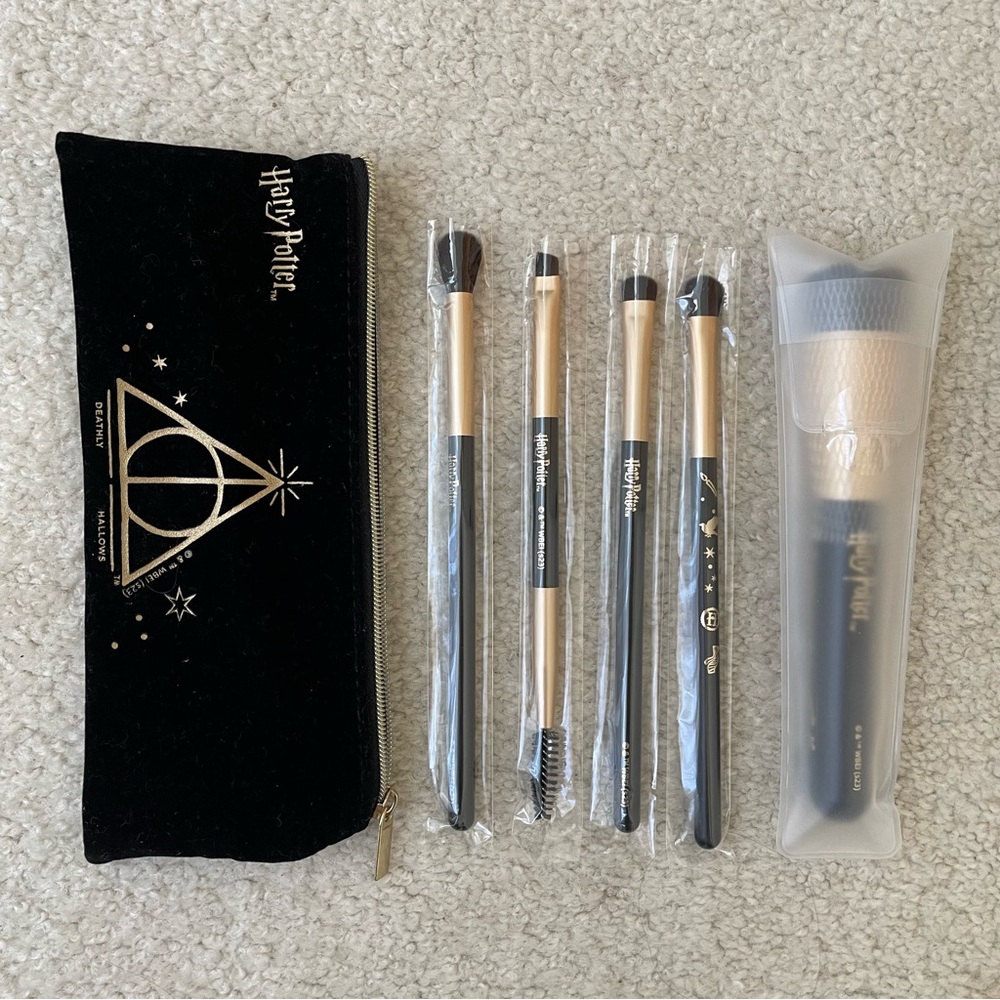 Harry Potter Makeup Brush Set (5) with Black Deathly Hallows Cosmetics Pouch